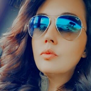 Meet your Posher, Desiree